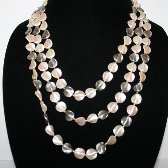 Beautiful vintage pink white gray pearl necklace